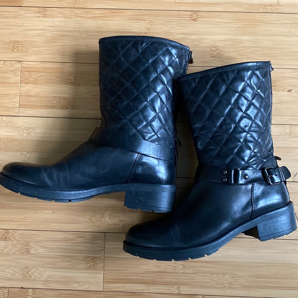 Aquatalia Black Quilted Leather MOTO
Boot size 8.5